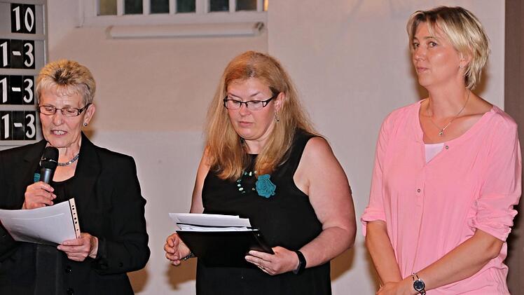 Vorsitzende Gertrud Hepp (von links), Manuela Vogt und Heidi Müller-Gärtner ließen 150 Jahre Gesangverein "Concordia" Revue passieren.Helmut Will