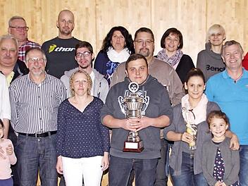 Mit der Siegerehrung schlossen die Oberauracher Privatkegler ihre Saison 2018/2019 ab. Unser Bild zeigt die erfolgreichsten Mannschaften der Runde, des Zufalls-Mannschaftskegelns und des Turniers um den OAZ-Pokal. Den sicherte sich die Trossenfurter Mannschaft "Pappler I".  Foto: Sabine Weinbeer