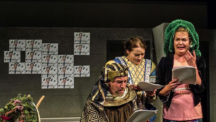 "Eros Ramazotti hat Angst vor der Arbeit": Die letzte Folge der Theaterserie "Selfies einer Utopie" feierte am Samstag Premiere in der Coburger Reithalle (von links: Kerstin Hänel, Frederik Leberle und Friedrike Pasch.Foto: Jochen Berger
