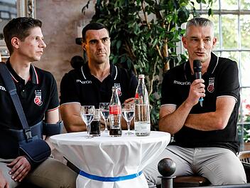 Das Triumvirat von Brose Bamberg, das derzeit intensiv am neuen Team bastelt (von links): Geschäftsführer Arne Dirks, Cheftrainer Roel Moors und Sportdirektor Leo De Rycke.  Fotos: Daniel Löb