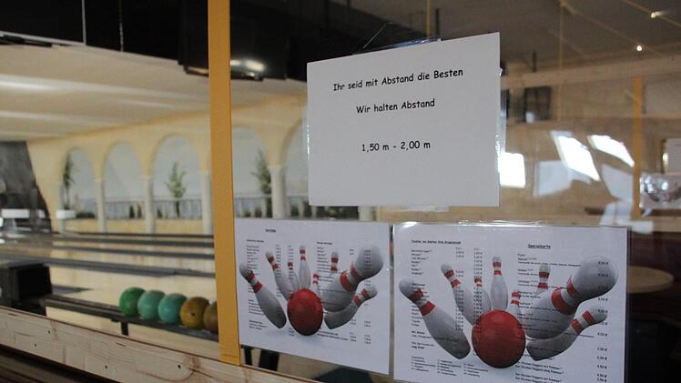 Unter strikten  Hygieneauflagen hatte das Bowlingcenter Schorn im Sommer geöffnet.  Trennwände aus Plexiglas hielten die Besucher auf Abstand. Foto: Stephan  Stöckel
