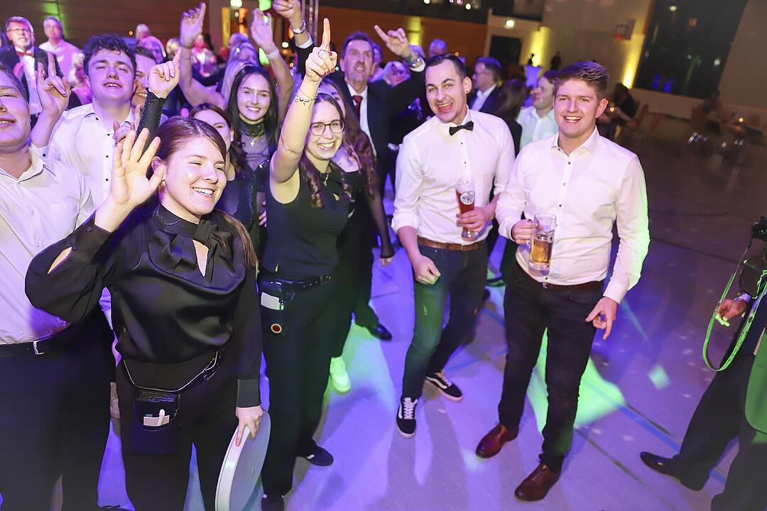 Es wurde in das Jahr 2025 gefeiert.