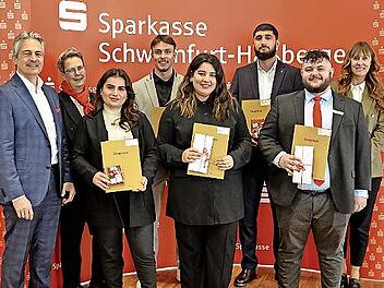 Sie freuen sich &uuml;ber die bestandene Ausbildung (v. l.): Vorstandsvorsitzender Peter Schleich, Personalratsvorsitzende Beate Gieb-fried, Irmak Yetim, Sergej Renje, Sara Maamo, Tunahan-Mirza Karaman, Marlon Stretz und Ausbildungsleiterin Anja Procha...