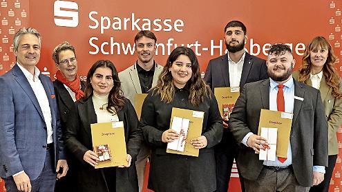 Sie freuen sich &uuml;ber die bestandene Ausbildung (v. l.): Vorstandsvorsitzender Peter Schleich, Personalratsvorsitzende Beate Gieb-fried, Irmak Yetim, Sergej Renje, Sara Maamo, Tunahan-Mirza Karaman, Marlon Stretz und Ausbildungsleiterin Anja Procha...