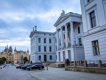 Staatskanzlei Schwerin und Schloss mit Sitz des Landtags