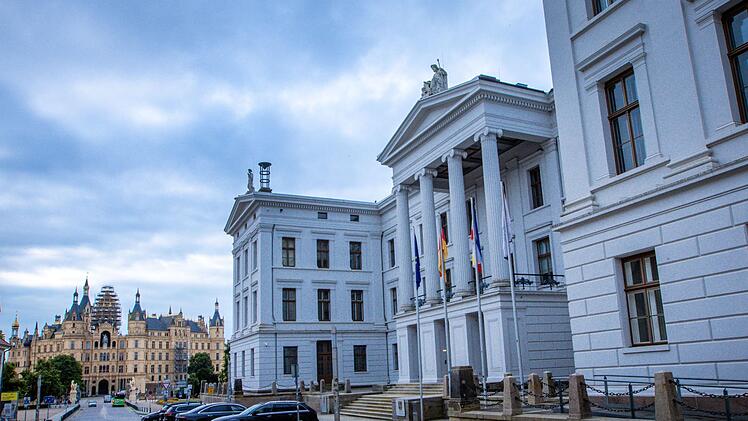 Staatskanzlei Schwerin und Schloss mit Sitz des Landtags