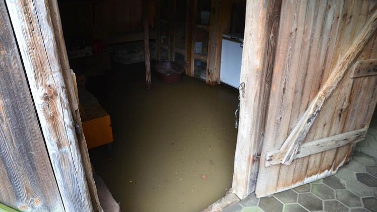 Rudi Hartmann kann sich nicht erinnern, dass in seinem Holzstadel schon einmal so viel Wasser stand.