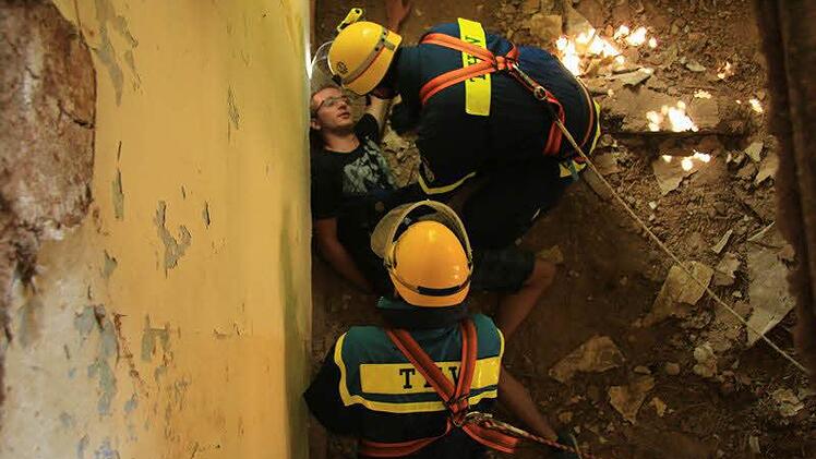 Einsatzkräfte untersuchen einen Verletzten.