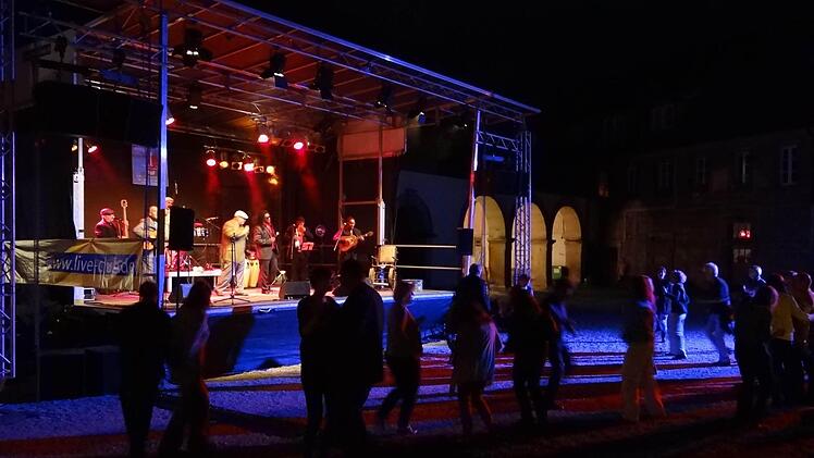Nicht oft mussten die Kubaner in Eyrichshof sagen: "Alle zusammen tanzen, bitte!" Die Liebhaber der kubanischen Musik und deren Schrittfolge tummelten sich ganz von allein auf der Tanzfläche vor der Bühne.. Foto. Johanna Eckert