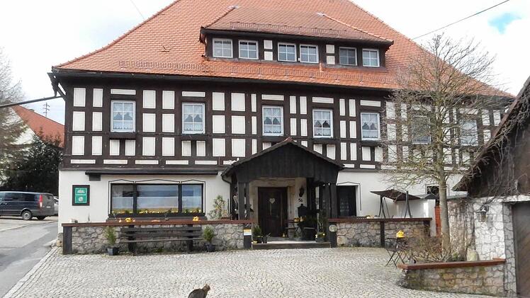 Der Ferienhof Distler, früher das Gasthaus altes Schloss, am Rand der Burganlage gelegen und 1758 erstmals erbaut. Hier wurde der Wirt von den Franzosen 1796 ermordet.