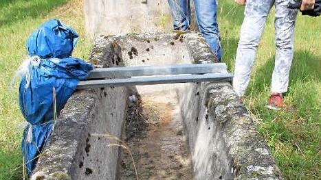 Helga Völker und Georg Fleischmann betrachten den Kalksandsteintrog, der noch heuer an der Stelle des bisherigen Brunnens aufgestellt werden soll. Fotos: Matthias Einwag