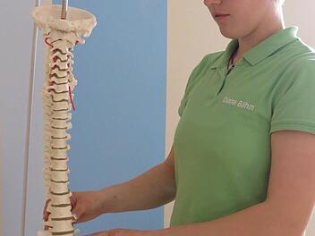 Physiotherapeutin Diana Böhm zeigt auf, wo auch an der Wirbelsäule Osteoporose entstehen kann.  Foto: Doris Bauer