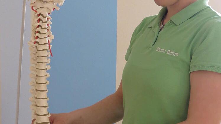 Physiotherapeutin Diana Böhm zeigt auf, wo auch an der Wirbelsäule Osteoporose entstehen kann.  Foto: Doris Bauer