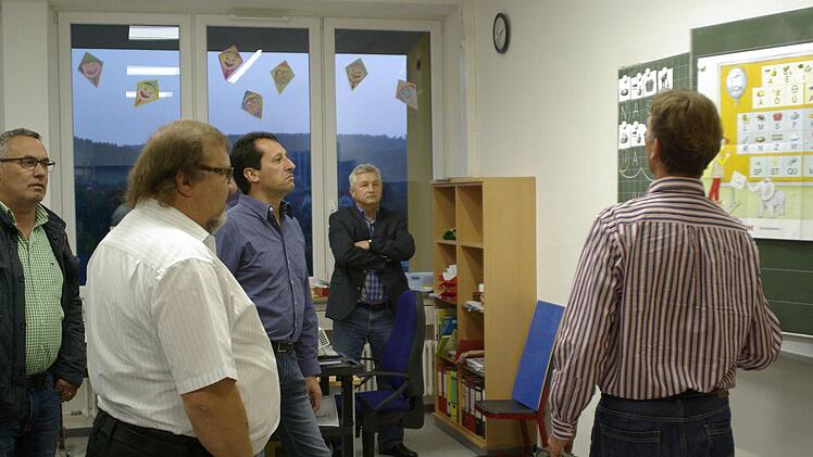 Das moderne Beleuchtungskonzept und die schalldämmenden Decken-Akustikplatten im Hauptflur erläuterte Architekt Thomas Ruser (r.) dem Ratsgremium.