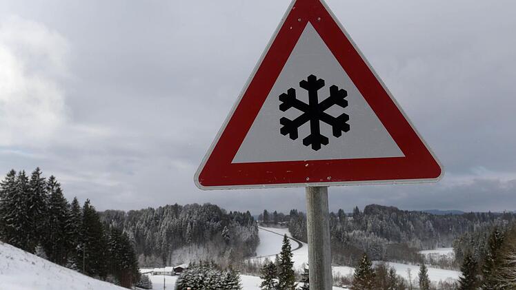In Franken haben sich aufgrund der Wetterbedingungen und nicht angepassten Fahrweisen der Autofahrer mehrere Unfälle ereignet. Symbolfoto: Stefan Puchner/dpa