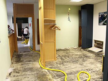 Die Schäden an Haus und Inventar der Hausarztpraxis Dres. Nelkenstock, Hagitte und Abert sind immens. Die gesamte Belegschaft hilft beim Umzug in die Klinik. Foto: Julia Raab