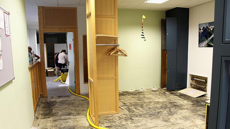 Die Schäden an Haus und Inventar der Hausarztpraxis Dres. Nelkenstock, Hagitte und Abert sind immens. Die gesamte Belegschaft hilft beim Umzug in die Klinik. Foto: Julia Raab