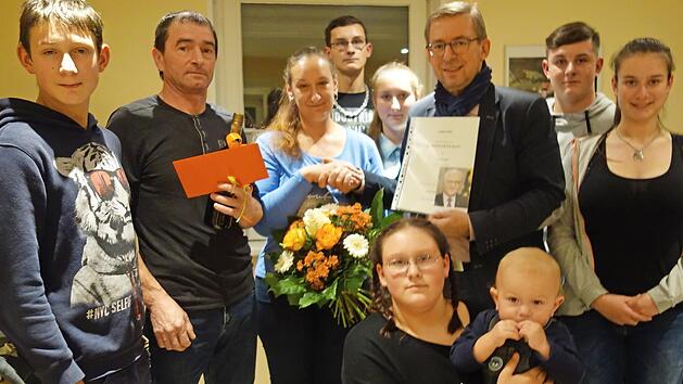 &Uuml;berreichung der Patenschaftsurkunde (von links, stehend): Niklas, Helmut Dengel, Stefanie Schramm, Michael, Saskia, B&uuml;rgermeister Wolfgang Bauersachs, Andreas, Cindy, (vorne kniend) Mischelle mit dem J&uuml;ngsten Leon Foto: Doris Weidner