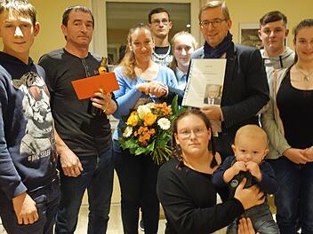 Überreichung der Patenschaftsurkunde (von links, stehend): Niklas, Helmut Dengel, Stefanie Schramm, Michael, Saskia, Bürgermeister Wolfgang Bauersachs, Andreas, Cindy, (vorne kniend) Mischelle mit dem Jüngsten Leon Foto: Doris Weidner