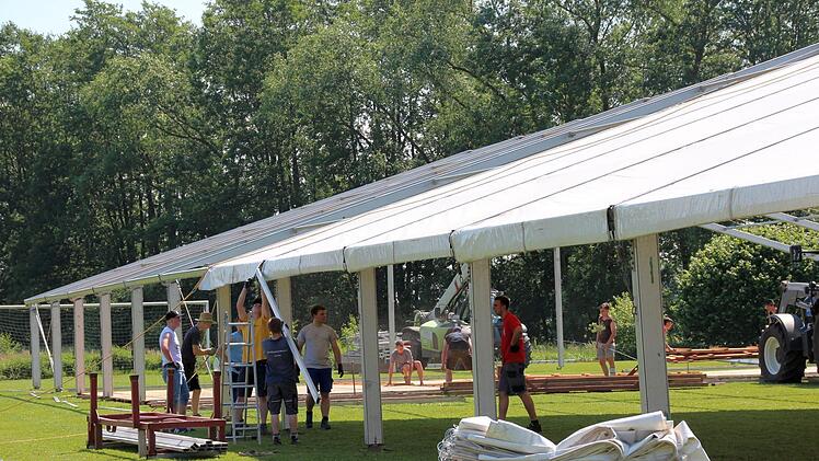 Si lief der Zeltaufbau für die Feier zum 55-jährigen Bestehen der Landjugend Meeder.