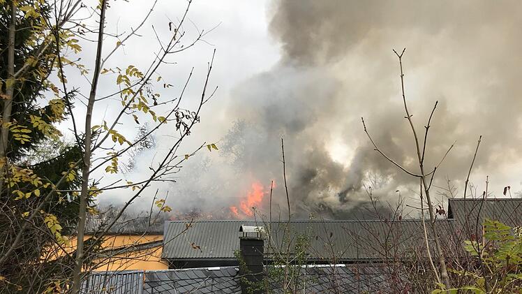Auf einem Bauernhof in Oberfranken ist am Donnerstagvormittag ein Feuer ausgebrochen. Foto: NEWS5 / Fricke