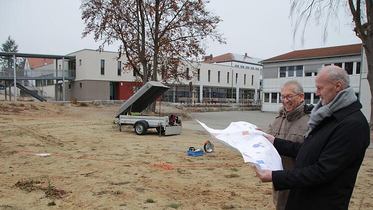 Bürgermeister  Brehm (rechts) und Rektor Ulbrich freuen sich auf dem Gelände des künftigen Pausenhofs über die  bevorstehende Umsetzung der Pläne.  Foto: Andreas Dorsch
