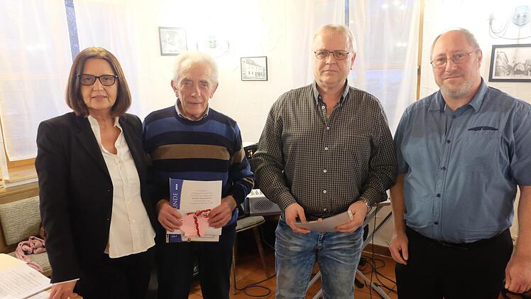 Kreisgeschäftsführerin Michaela Metz (links) und Vorsitzender Jürgen Hofmann (rechts) ehrten für ihre langjährige Mitgliedschaft im VdK Ortsverband Maßbach-Thundorf (weiter von links):   Hilmar Schlechter aus  Thundorf für 25 Jahre und Josef Wagner aus Rothhausen für 30 Jahre.Philipp Bauernschubert