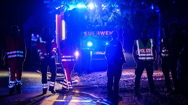 In Wunsiedel im Fichtelgebirge ist ein Feuer in einem Reihenhaus ausgebrochen. Einer der Hausbewohner wird derzeit noch vermisst. Symbolbild.