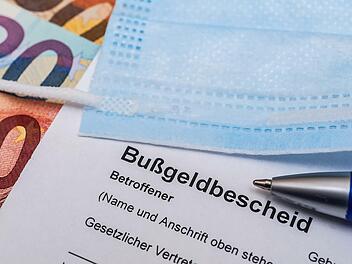 Rund 80.000 Euro hat das Landratsamt bislang wegen Corona-Verstößen eingefordert. Foto: Stockfotos-MG - stock.adobe.com