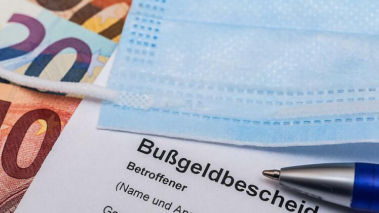 Rund 80.000 Euro hat das Landratsamt bislang wegen Corona-Verstößen eingefordert. Foto: Stockfotos-MG - stock.adobe.com
