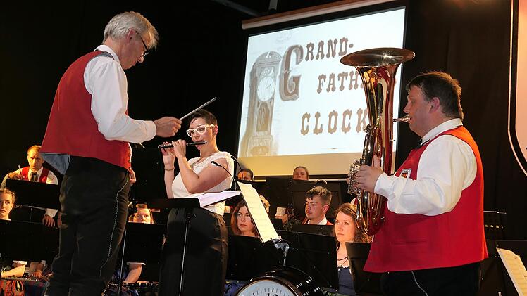 Die beiden Solisten beim Musikstück "Grandfather's Clock", (von links) Ersatzdirigent Martin Mühleck, Laura Brand (Piccolo) und Jürgen Kunkel (Bariton). Foto: Elisabeth Mehn