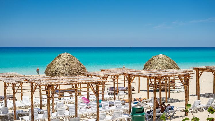 Sonnenliegen am Ufer des Atlantischen Ozeans in der Stadt Varadero auf der Insel Kuba  Sun loungers on the shores of the Anlantic Ocean in the city of Varadero on the island of Cuba