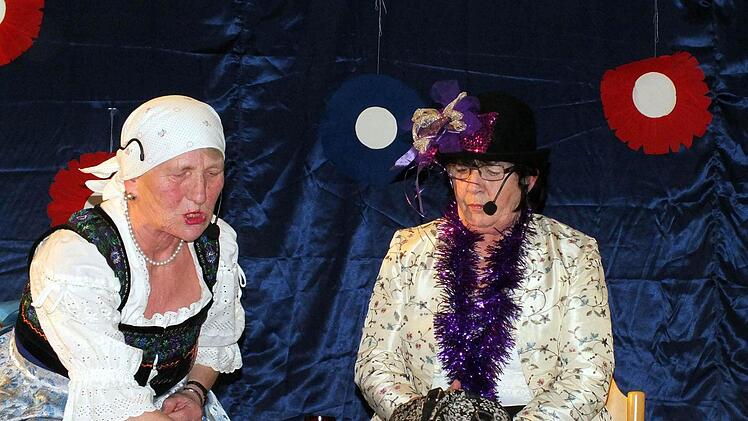 Lioba Eisenmann (links) und Elfriede Holzmann brachten mit ihrem Sketch "Landfrau und Stadtdame" das Publikum zum Lachen.