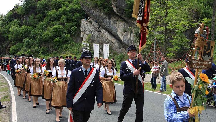 Die Menschen aus Obertrubach und Umgebung erwiesen auf ihre jeweils eigene Art der Feuerwehr ihre Reverenz. Foto: Galster