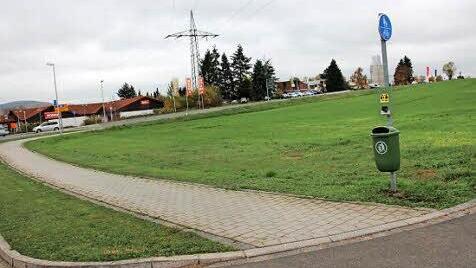 Auf diesem Grundstück am nördlichen Kreisel in Ebensfeld soll der Standort für das neue Feuerwehrhaus sein. Die Gemeinde will noch vier Wochen abwarten, ob hier ein möglicher Interessent für eine Tankstelle bauen will. Wenn nicht, wird mit den Planungen begonnen.