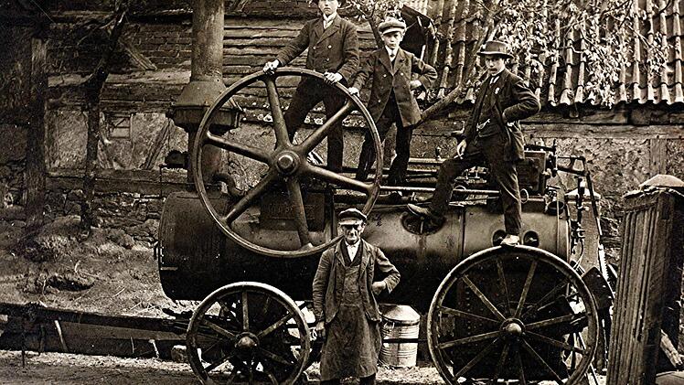 Das historische Foto zeigt ein Lokomobil ans dem Jahr 1917 (Antrieb für die Dreschmaschine)