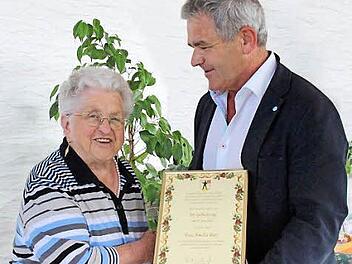 Amalie Batz freute sich über die Glückwünsche von Hemhofens Bürgermeister Ludwig Nagel. Foto: Johanna Blum