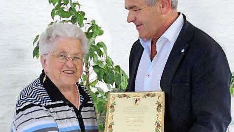 Amalie Batz freute sich über die Glückwünsche von Hemhofens Bürgermeister Ludwig Nagel. Foto: Johanna Blum