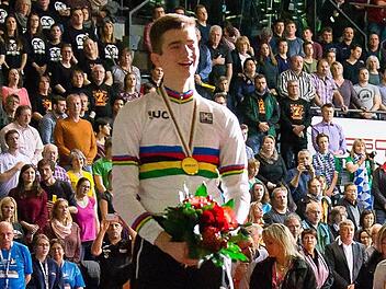 Nervenstark vor 6000 Zuschauern in Stuttgart: Lukas Kohl (20) holte sich den WM-Titel im 1er-Kunstradfahren  Foto: dieSportFotografen.de