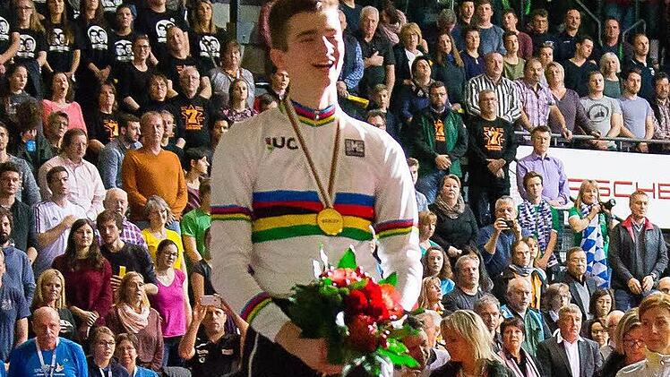 Nervenstark vor 6000 Zuschauern in Stuttgart: Lukas Kohl (20) holte sich den WM-Titel im 1er-Kunstradfahren  Foto: dieSportFotografen.de