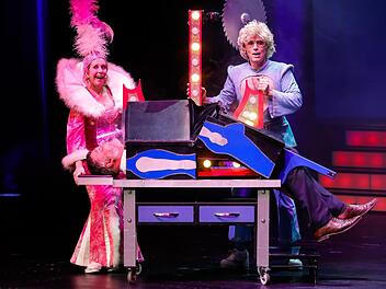 Muriel und Scott zersägten kurzerhand Stadtmarketing-Geschäftsführer Klaus Stieringer. Foto: Matthias Hoch