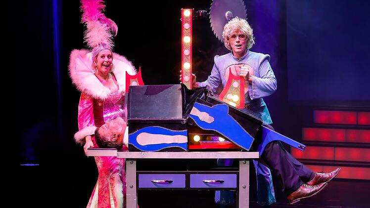 Muriel und Scott zersägten kurzerhand Stadtmarketing-Geschäftsführer Klaus Stieringer. Foto: Matthias Hoch