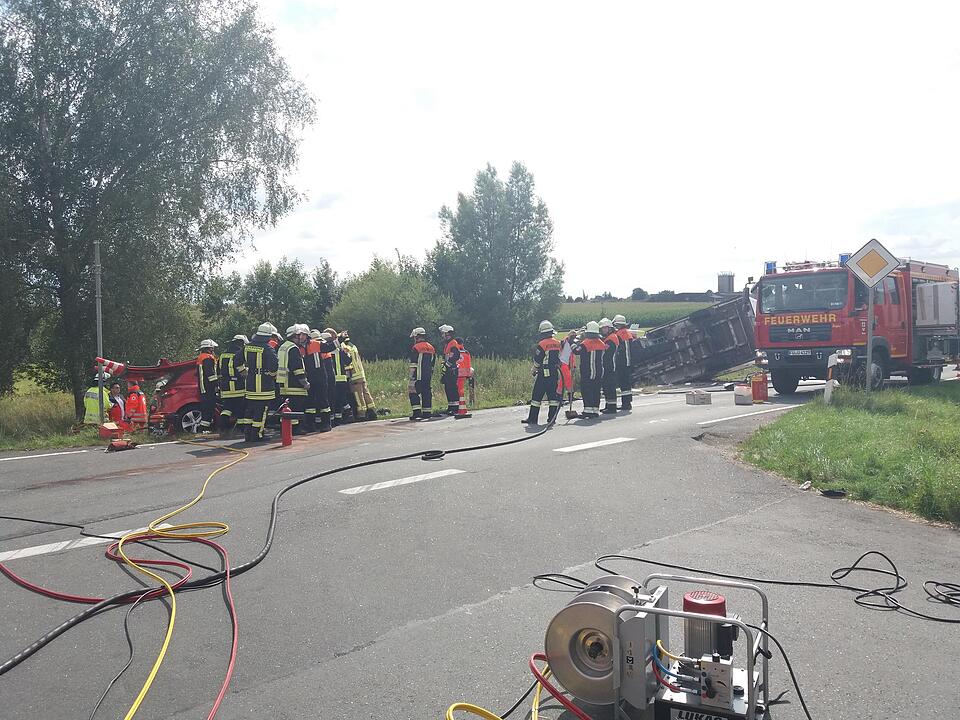 Schwerer Unfall bei Fürth: Frau nach Kollision mit Kastenwagen in Auto eingeklemmt