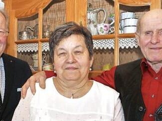 Das Jubelpaar Elisabeth und Leonhard Knorr mit Bürgermeister Friedrich Gleitsmann (links)  Foto: Evi Seeger