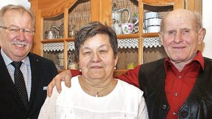 Das Jubelpaar Elisabeth und Leonhard Knorr mit Bürgermeister Friedrich Gleitsmann (links)  Foto: Evi Seeger