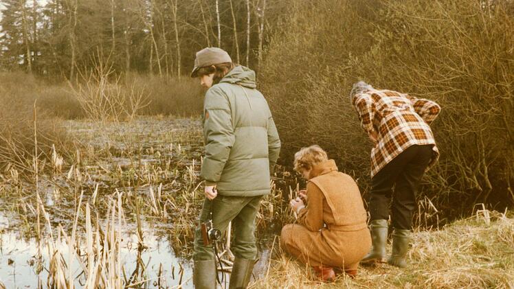 Kai Frobel , Initiator des Projektes "Grünes Band", mit jungen Naturschützern auf der "Pechwiese" bei Schwärzdorf Anfang der 80er-Jahre. Foto: Archiv BuNa/privat"