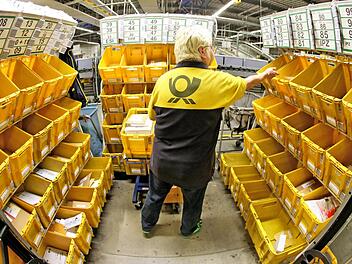 Ab dem Frühjahr 2019 soll das Porto von Briefen teurer werden. Symbolbild: Jan Woitas/dpa