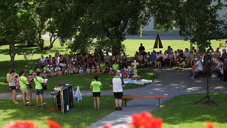 Der Wind war Thema einer Wallfahrt nach Maria Bildhausen, an der Kindergartenkinder aus Brünn und Senioren aus Großwenkheim teilnahmen. Anton Then