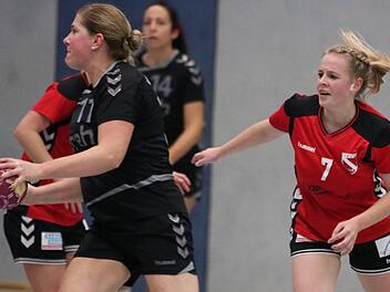 Martina Schrameyer von den Sportfreunden Bad Neustadt entwischt Sabrina Beck vom FC Bad Brückenau (rechts). Die Neuschterin wurde im Rhönderby mit neun Treffern zur Schlüsselfigur. Foto: Sebastian Schmitt