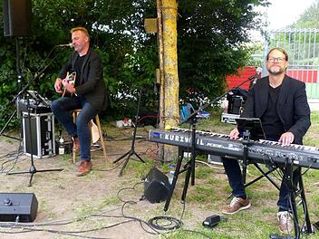 Unter einem Ahornbaum spielten Thomas Goller und Tom Götz das erste Open-Air-Konzert 2020 am Trebgaster Badesee.  Foto: Dieter Hübner